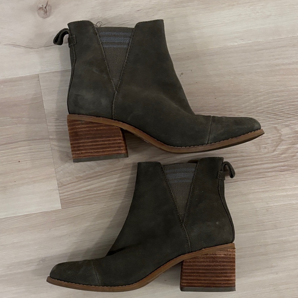 Toms fall suede green Boots Sz 6.5
